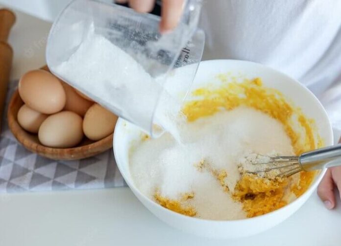 ucieranie jajek z cukrem
