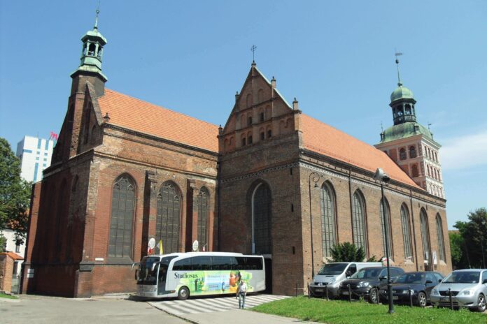 Ksiądz instaluje panele słoneczne na historycznym kościele w Polsce bez pozwolenia