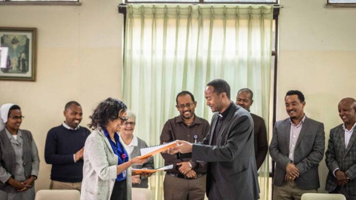Podpisanie protokołu ustaleń w Addis Abebie między konsorcjum międzyzgromadzeniowym wspieranym przez GSF, reprezentowanym przez ks. Petosa Bergę (po prawej) i bankiem Elebat Solution. Zdjęcie: Giovanni Culmone / Gsf (Giovanni Culmone Gsf)