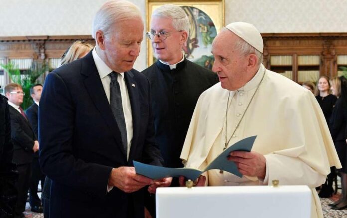 Papież Franciszek rozmawia z prezydentem USA Joe Bidenem na temat pokoju