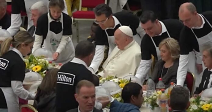 Papież Franciszek i transpłciowe kobiety na obiedzie w Watykanie
